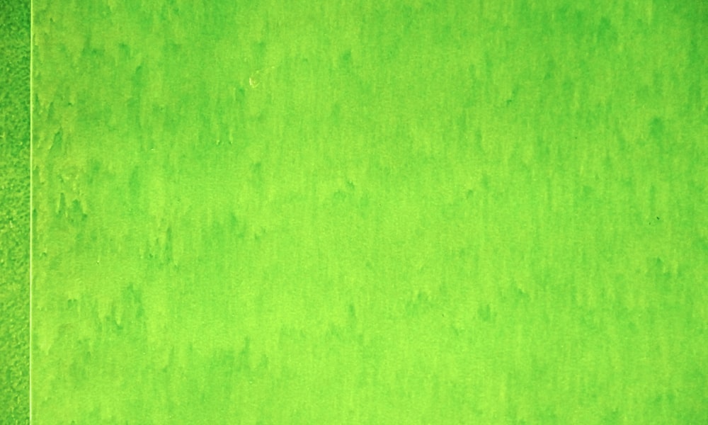 Una vista aérea de una cancha de tenis con césped verde