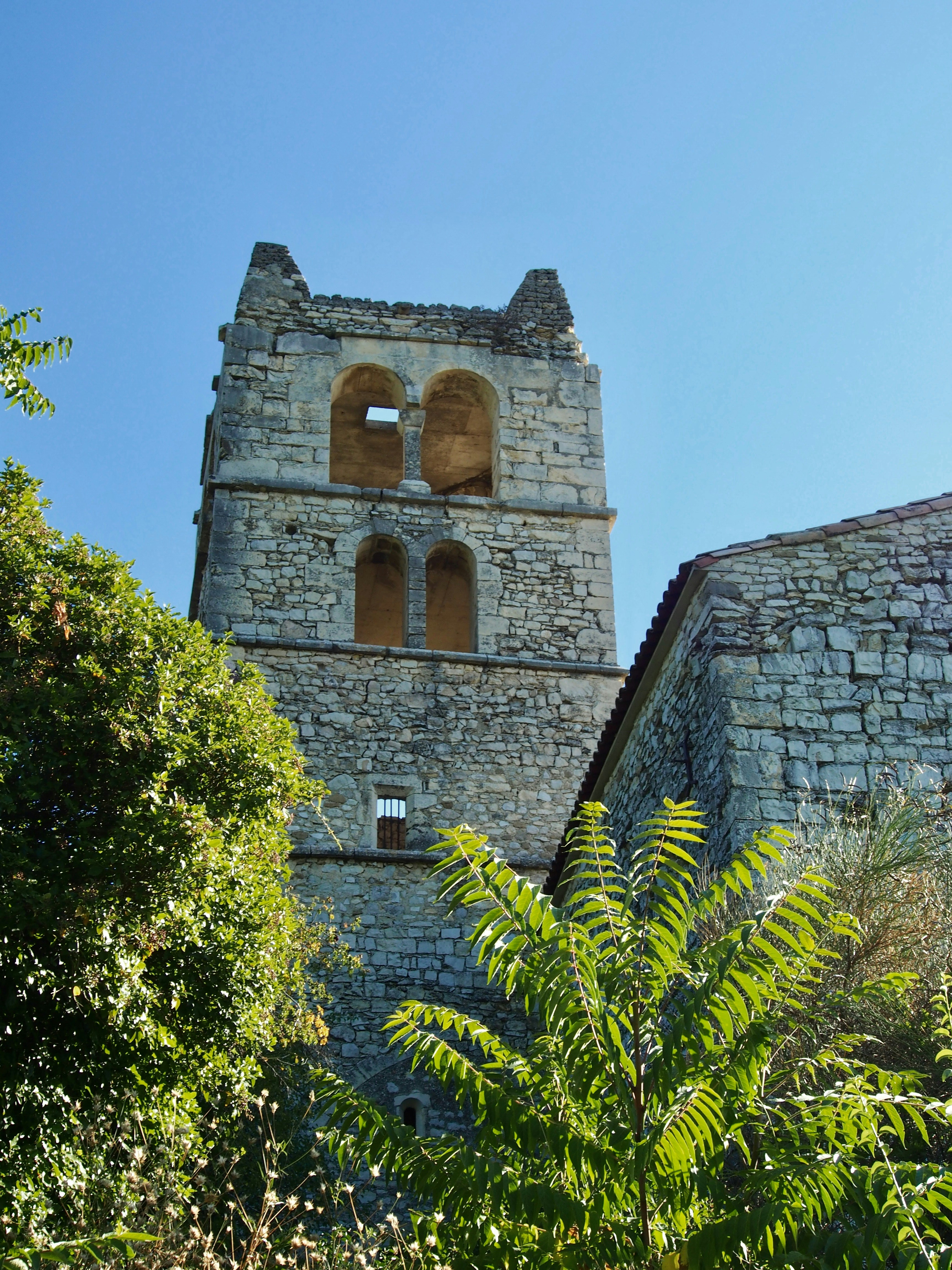 un bâtiment en pierre avec une horloge à l’avant