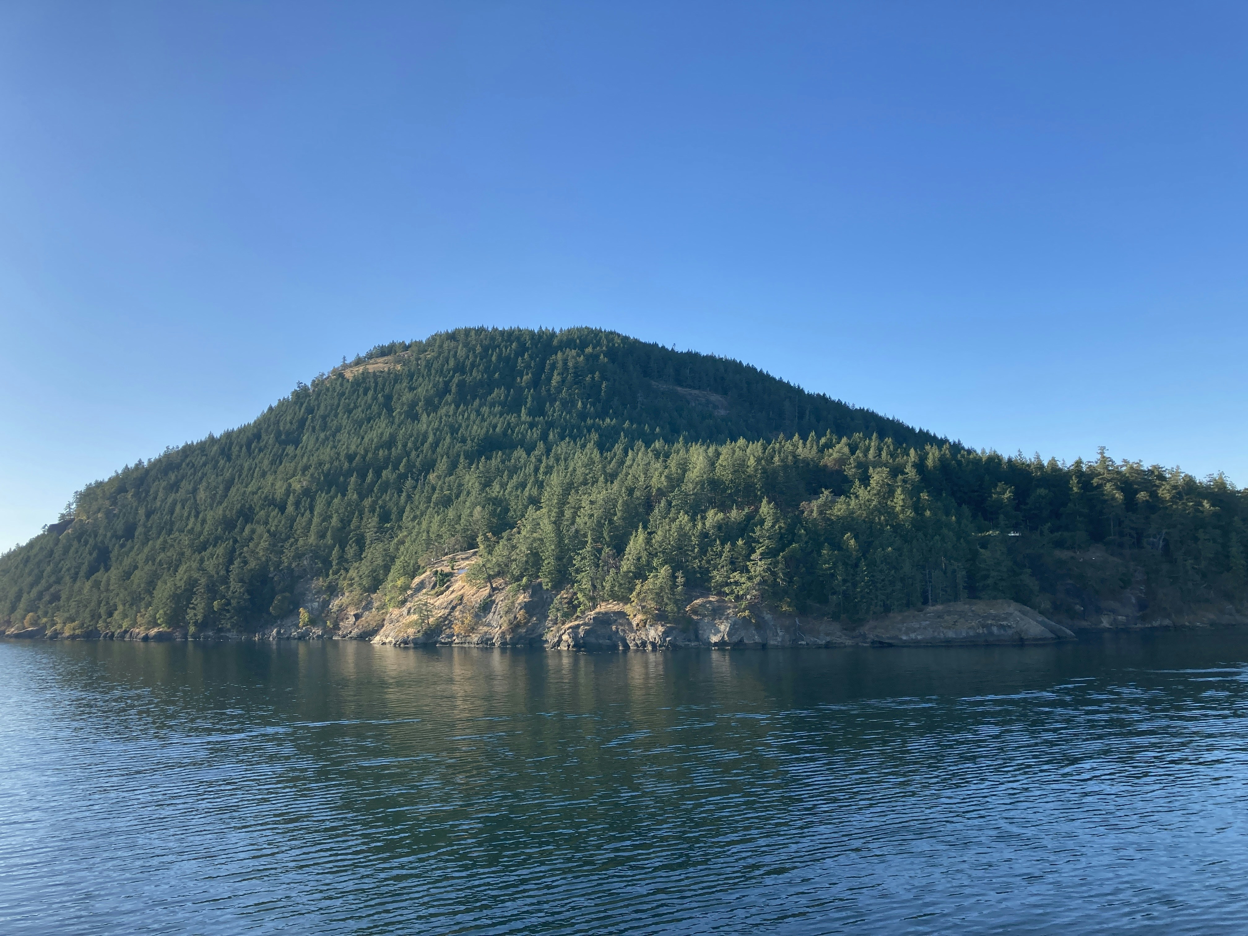 Eine kleine Insel inmitten eines Gewässers