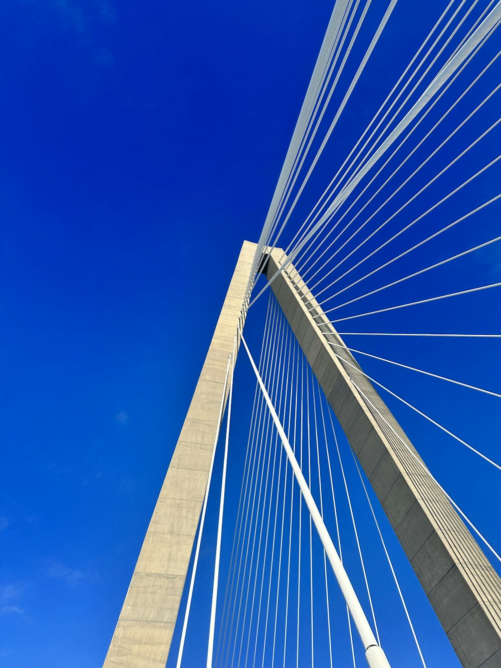 Un ponte molto alto con un cielo blu sullo sfondo