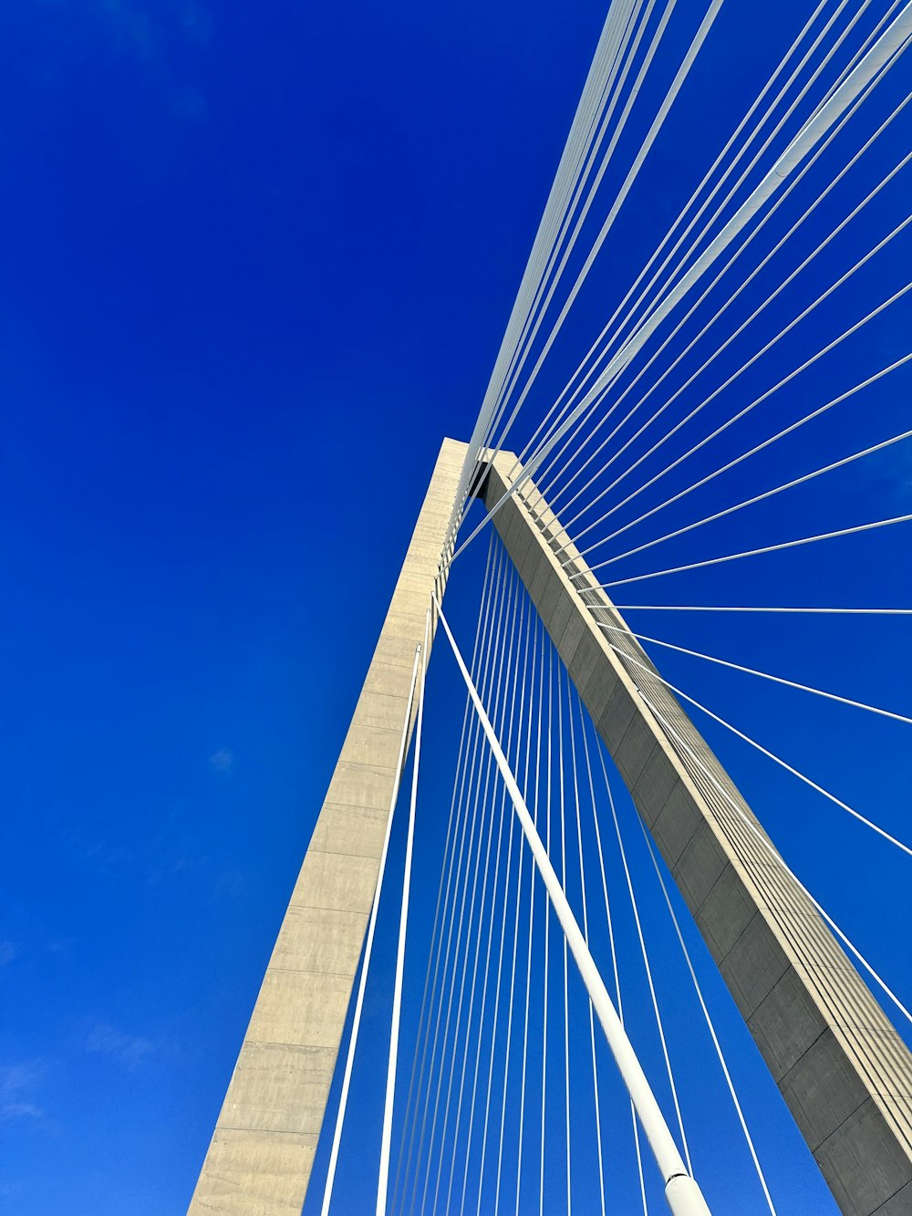 uma ponte muito alta com um céu azul no fundo