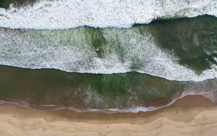Pemandangan aerial pantai sawarna dengan laut biru dan pasir putih