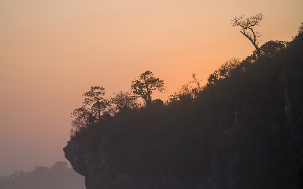 Un bote solitario en un cuerpo de agua al atardecer