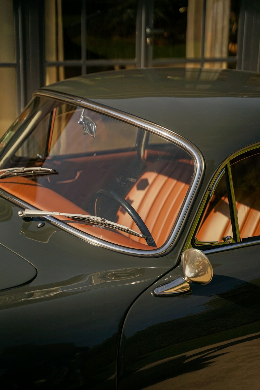 Un coche negro con un asiento de cuero marrón