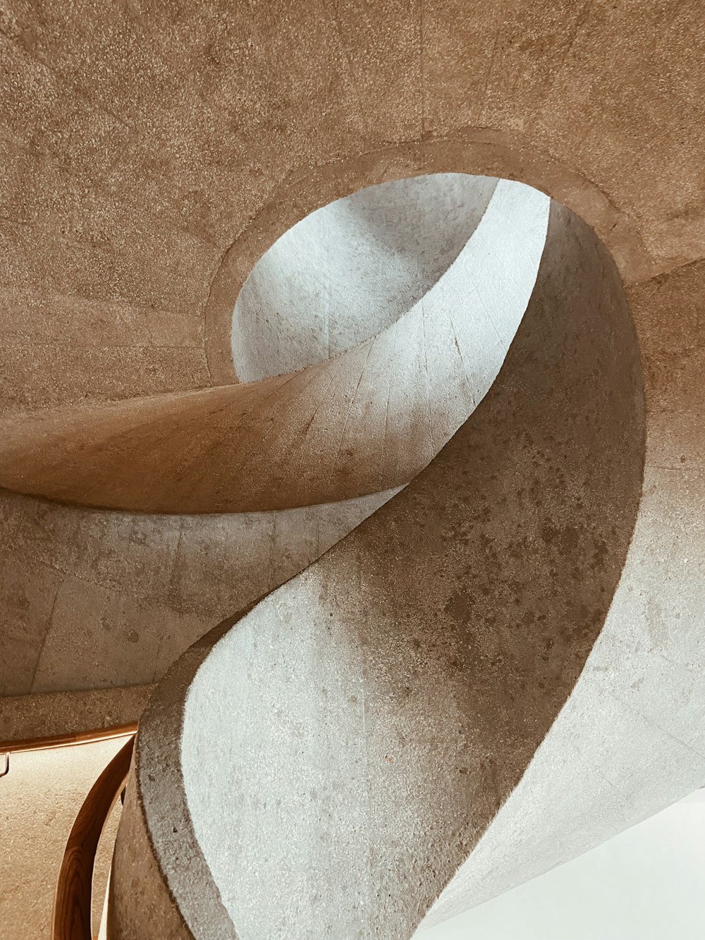 uma escada em espiral dentro de um edifício