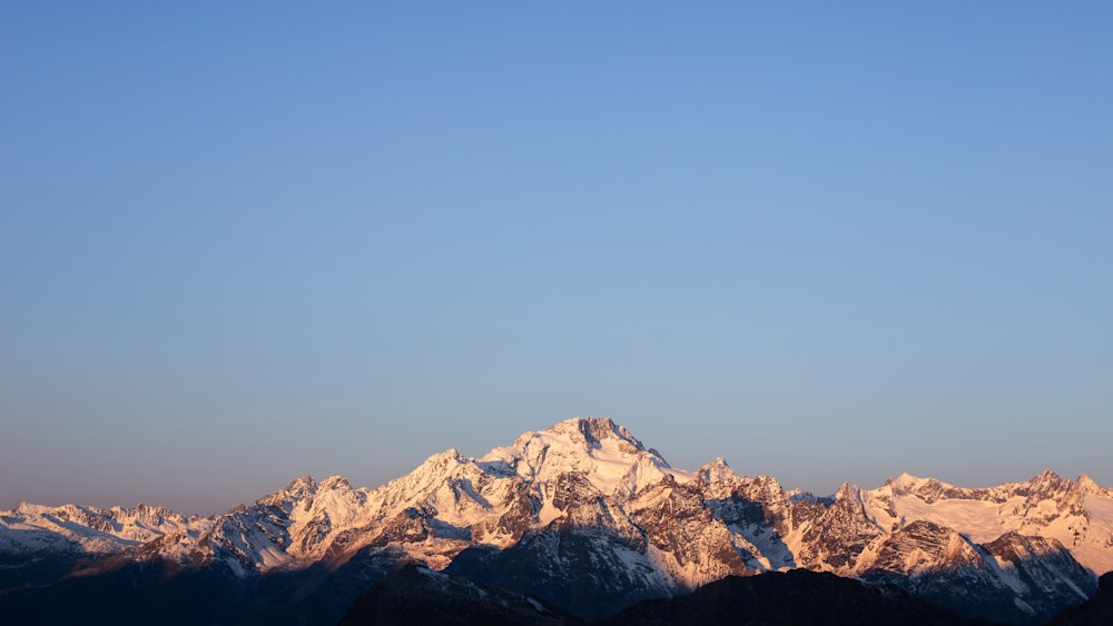 una vista di una catena montuosa al tramonto