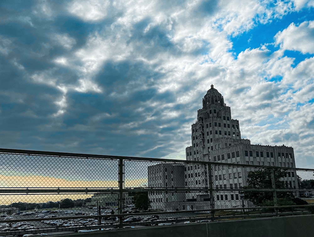 um edifício alto com um fundo do céu