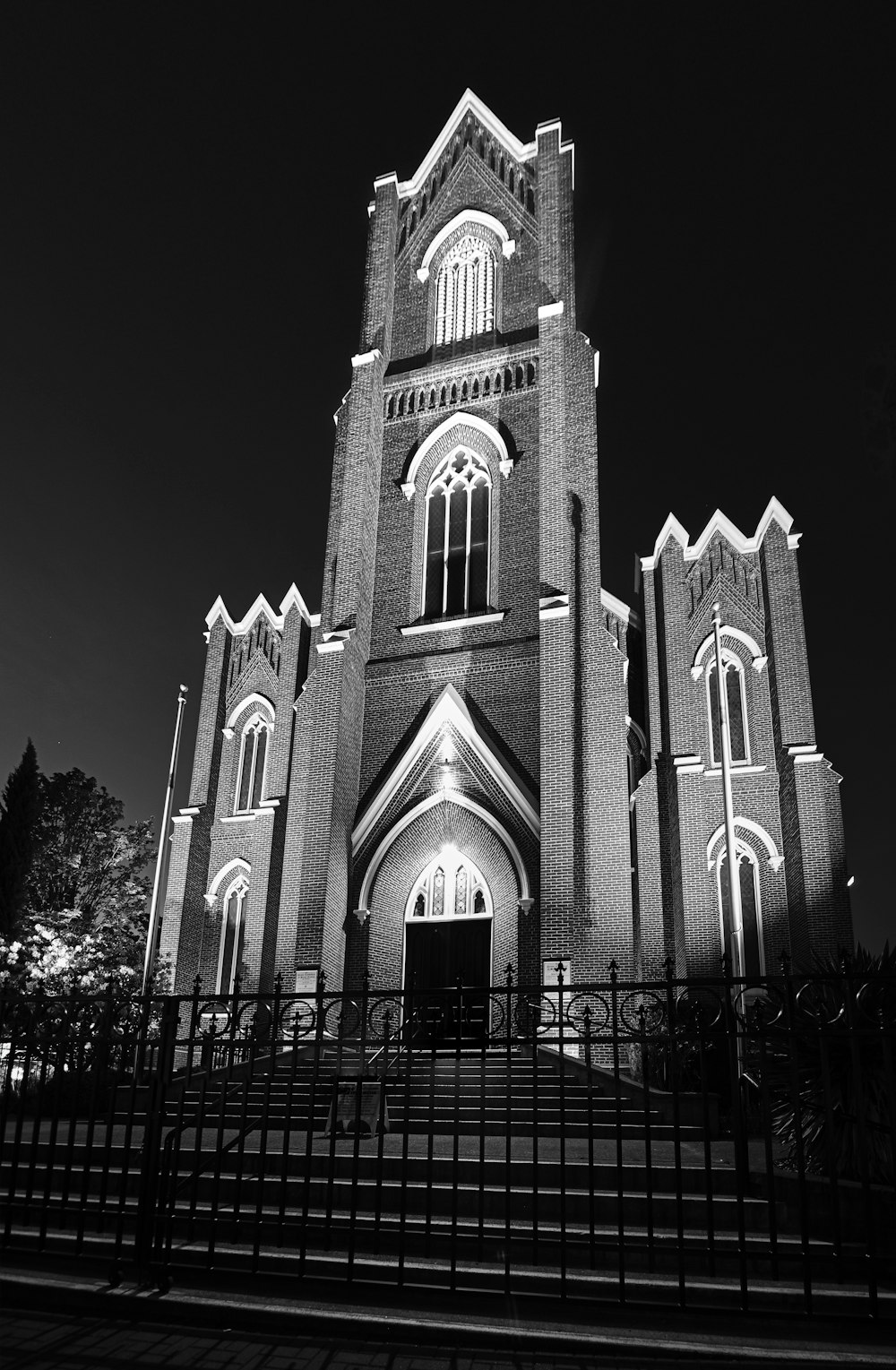 Una foto en blanco y negro de una iglesia por la noche