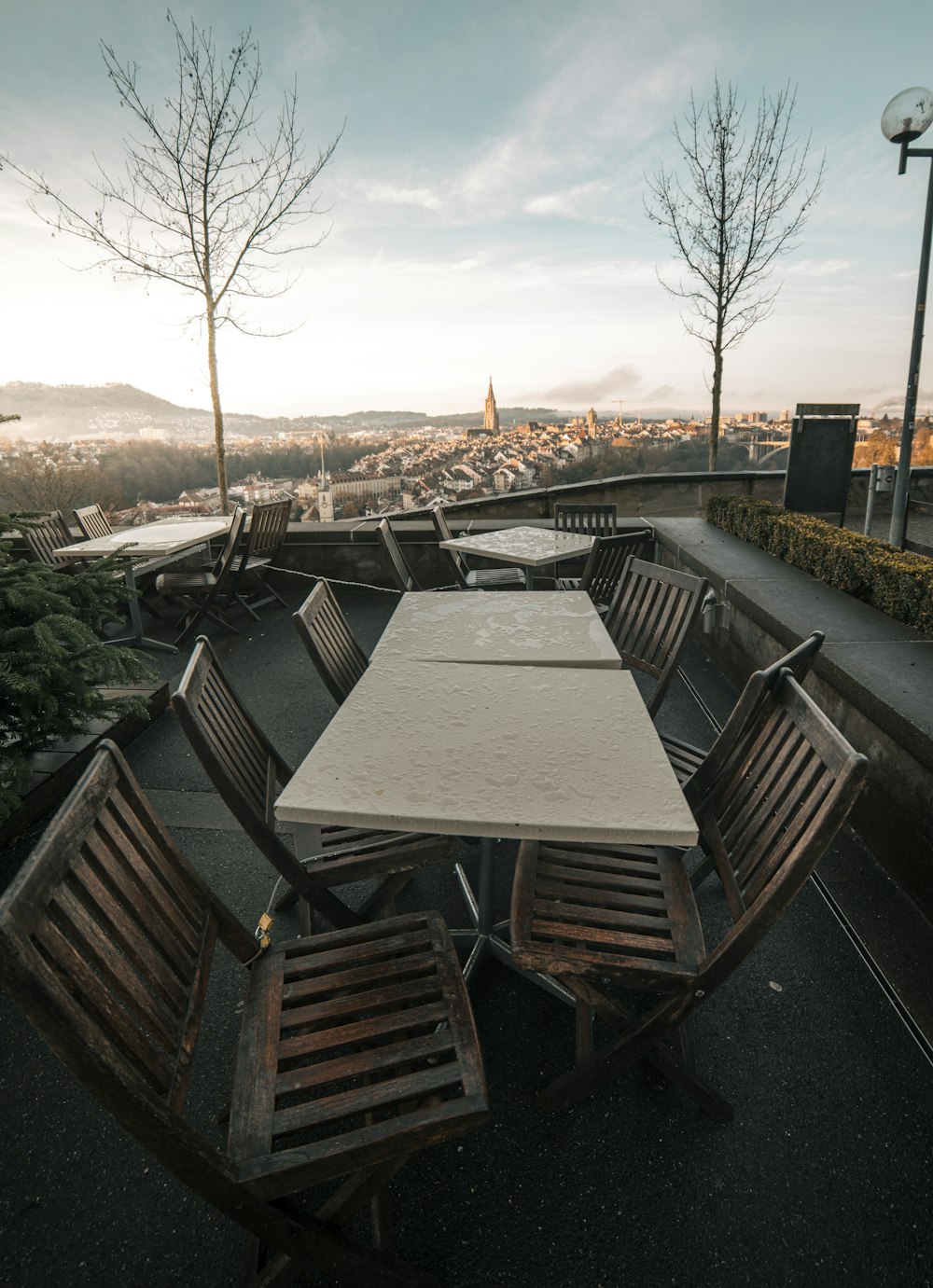 a table and chairs on top of a roof