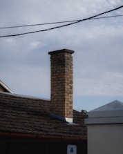 Тухлен комин в Устина с нова обшивка, монтирана от Хеджи Уайлдър.