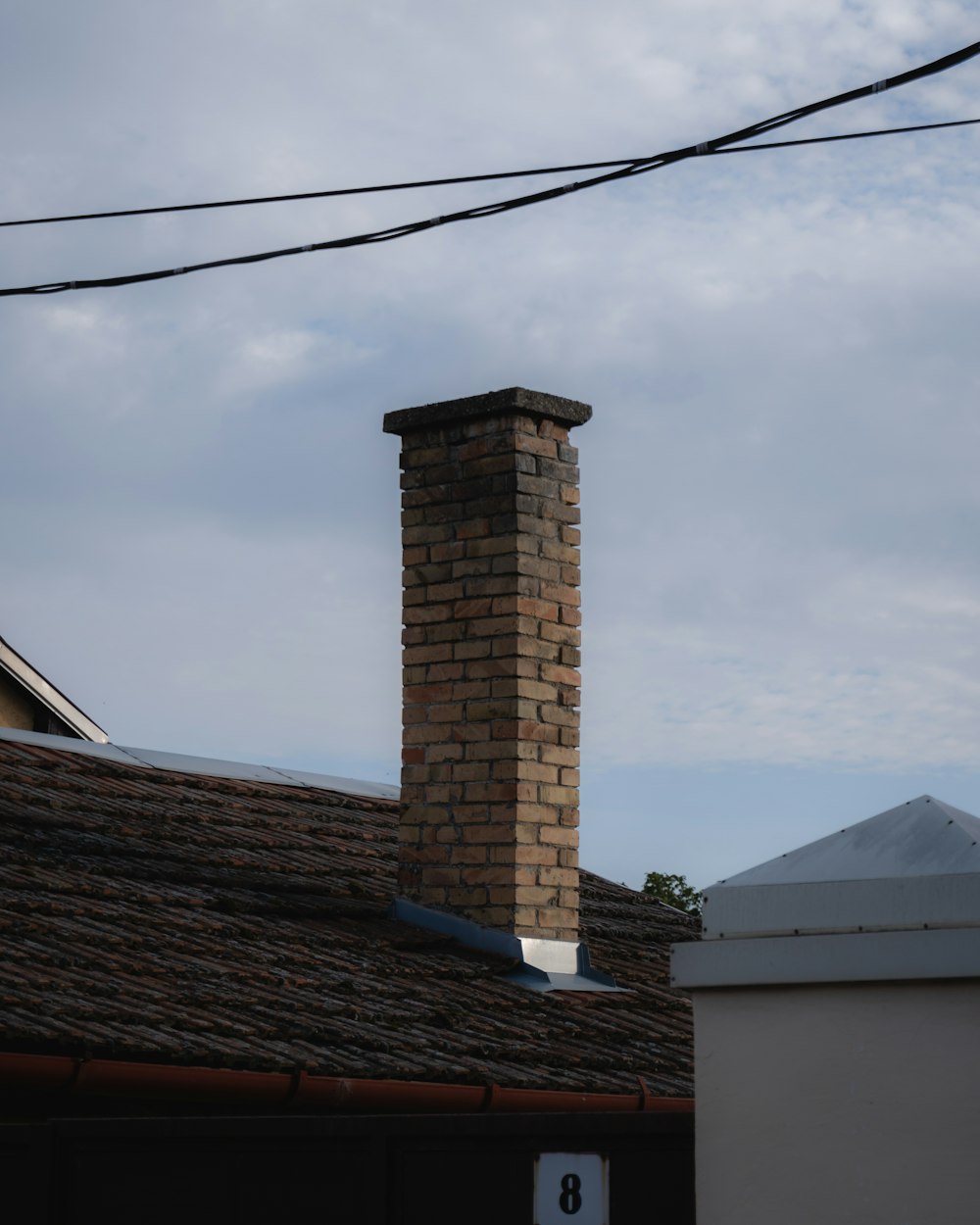 Una chimenea alta de ladrillo en la parte superior de un edificio