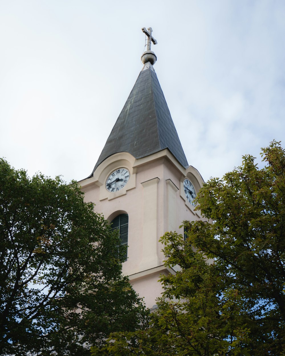 una torre del reloj con una veleta en la parte superior