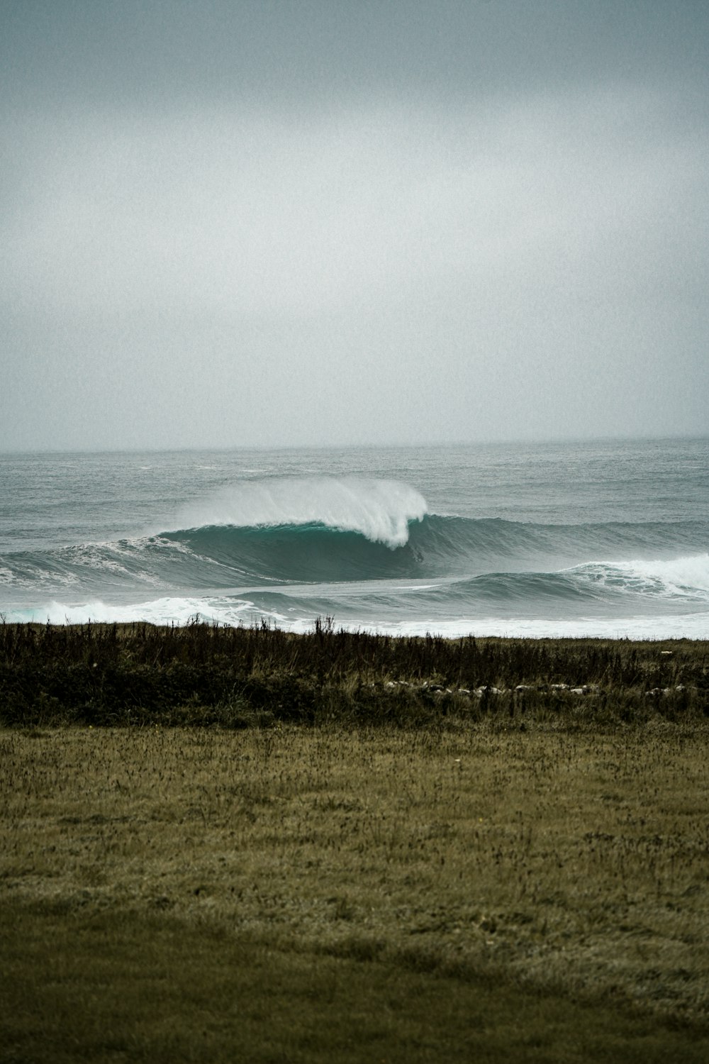 a large wave is coming in to the shore