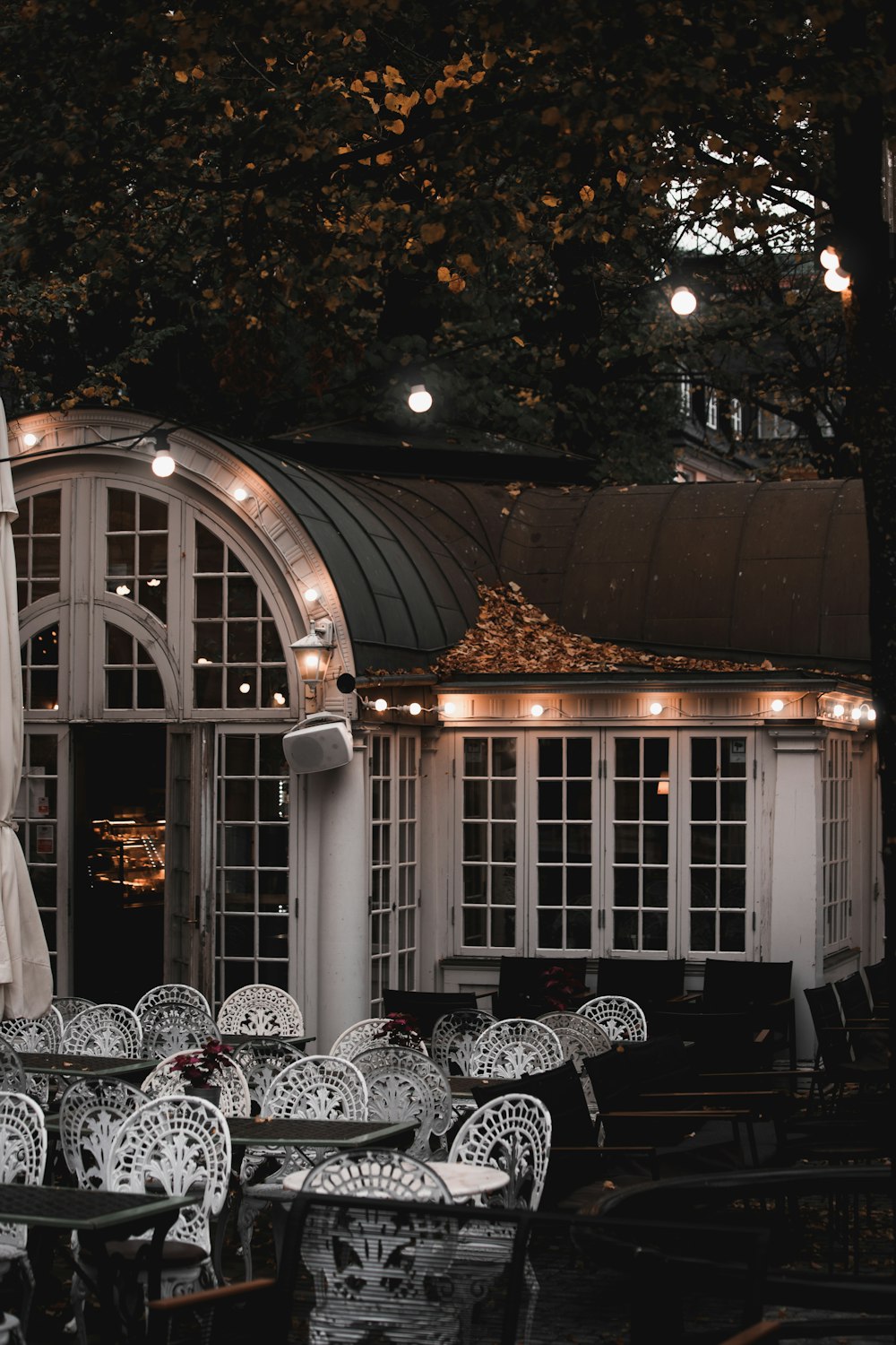 tables and chairs are set up outside of a building