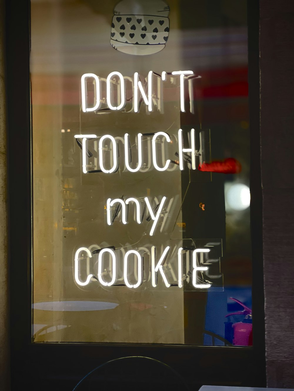 a sign that says don't touch my cookie in a window