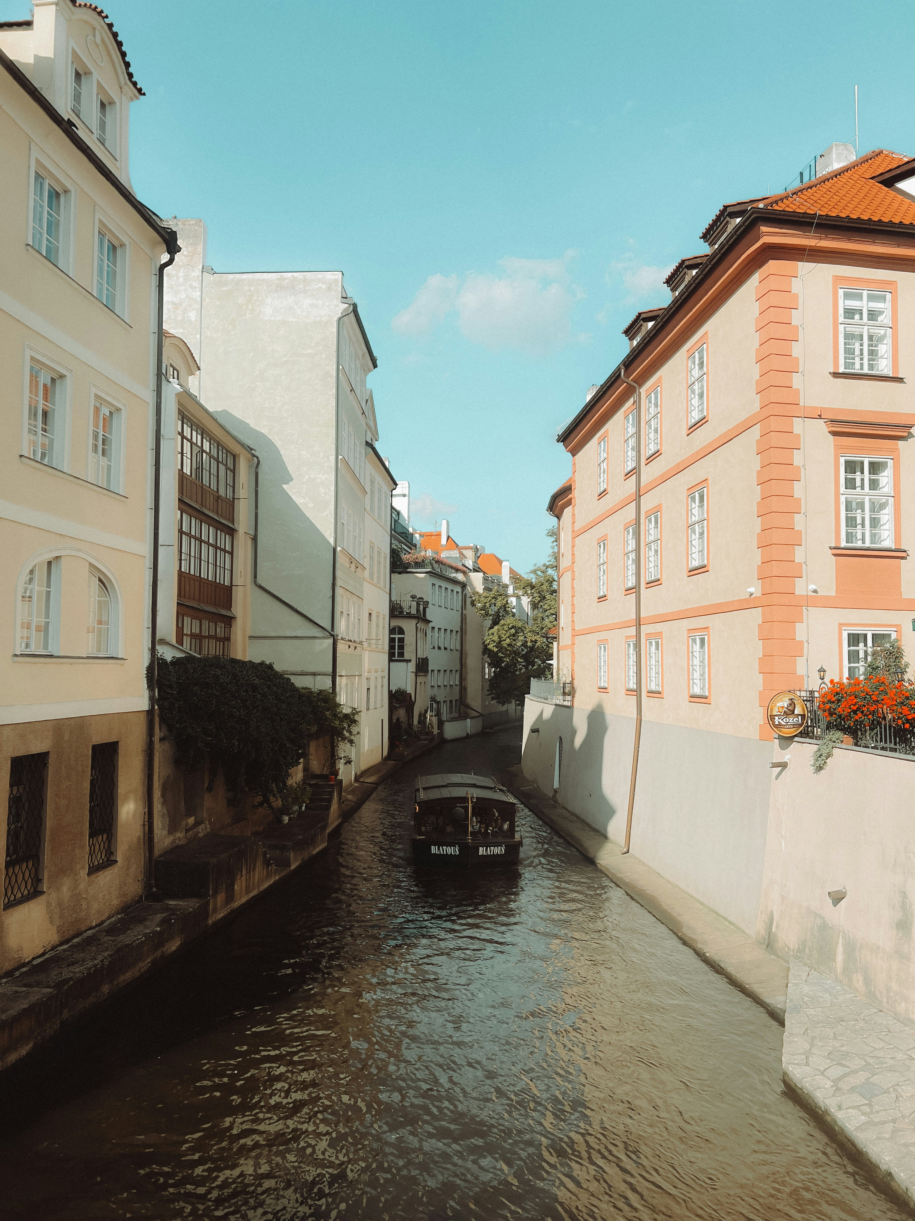Una barca che viaggia lungo un fiume vicino a edifici alti