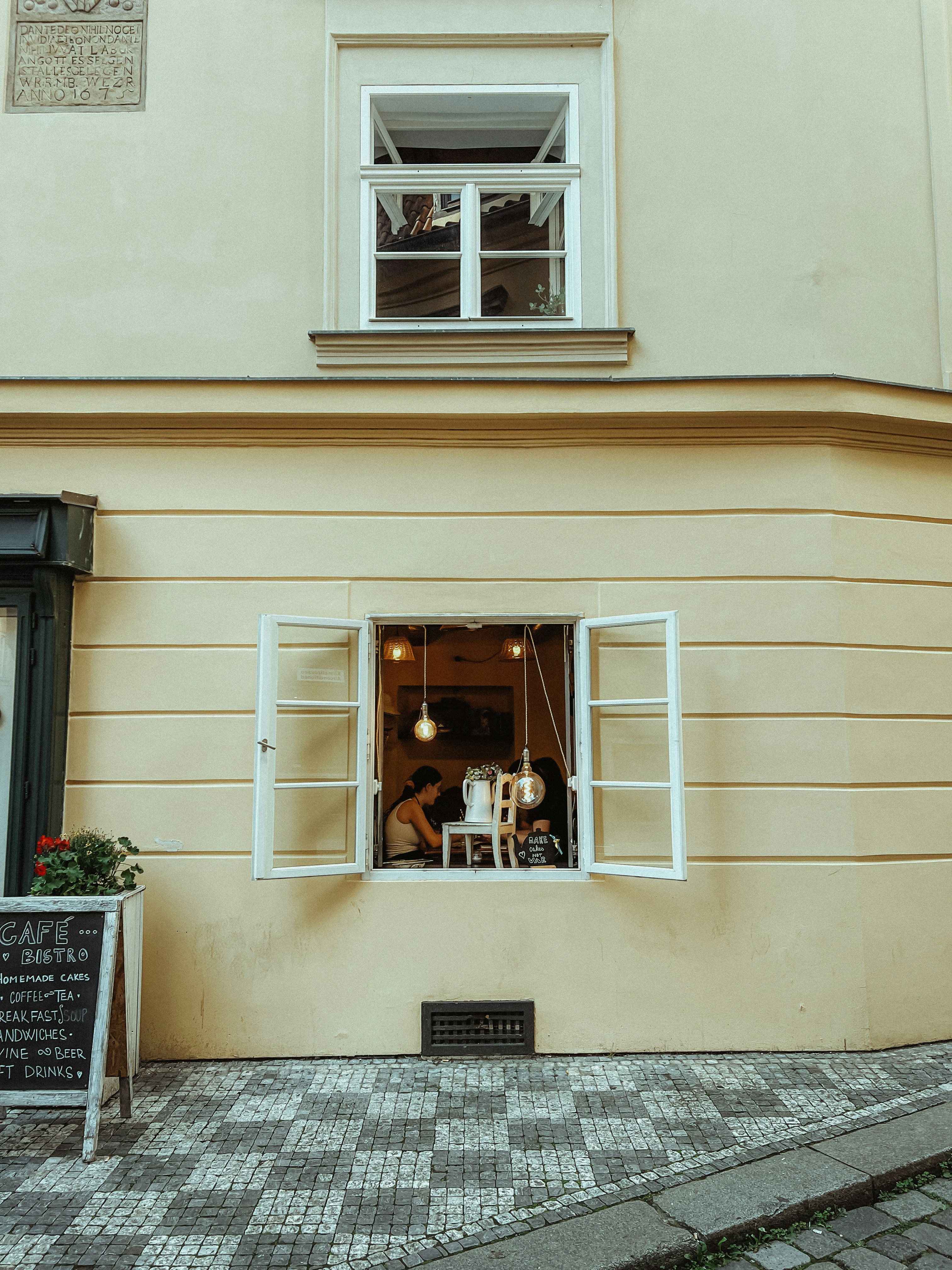 un paio di persone sedute a un tavolo in una finestra
