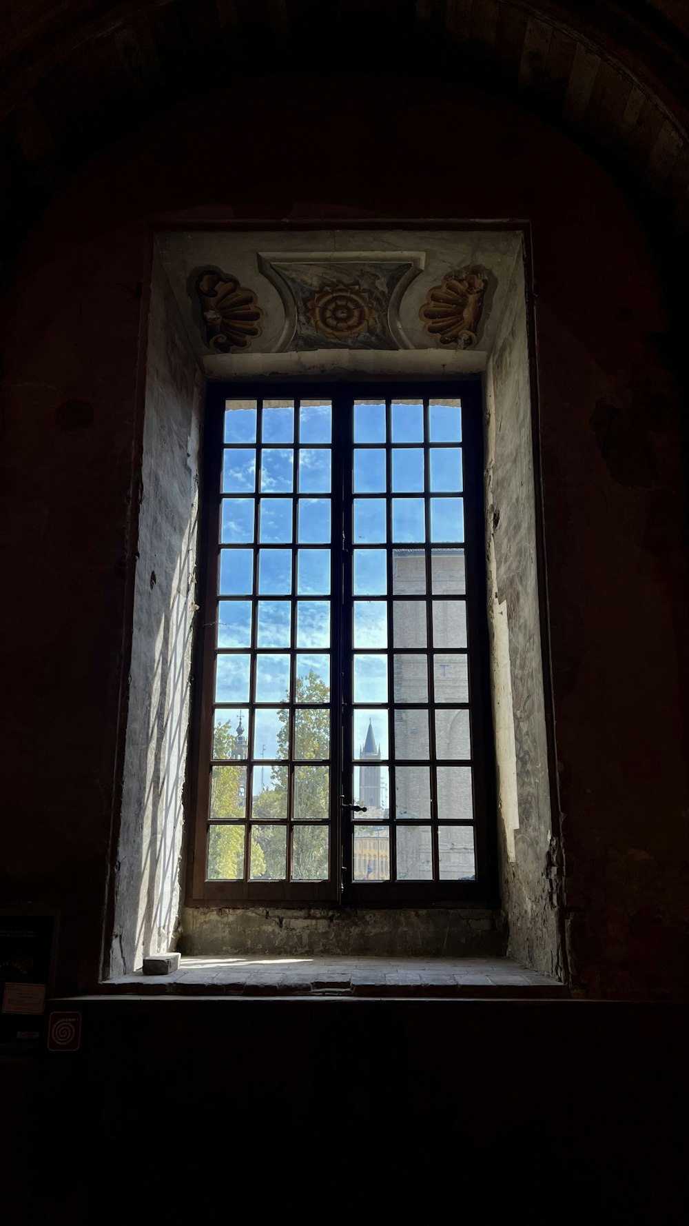 una ventana con rejas en una pared de ladrillo