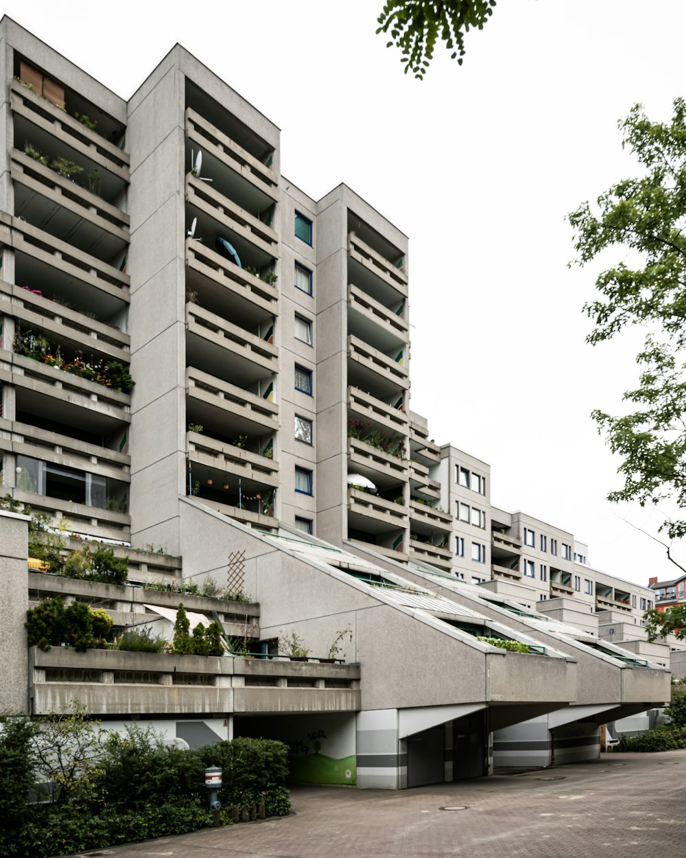 Un edificio muy alto con un montón de plantas en los balcones