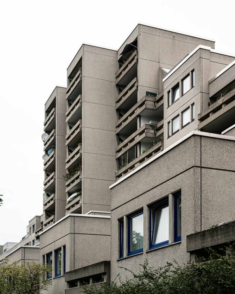 Ein hohes Gebäude mit vielen Fenstern und Balkonen