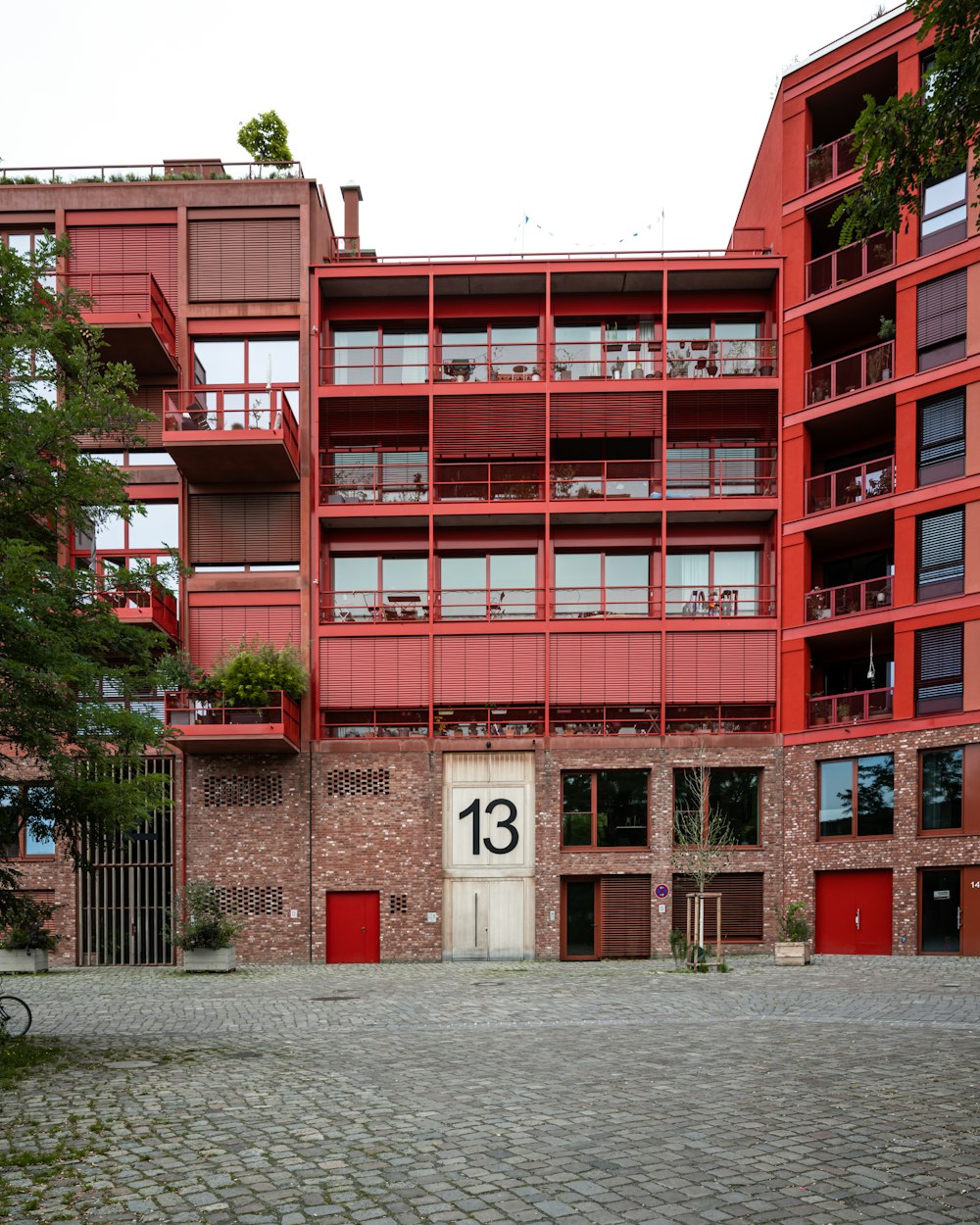 Un edificio rosso con un numero 13 su di esso