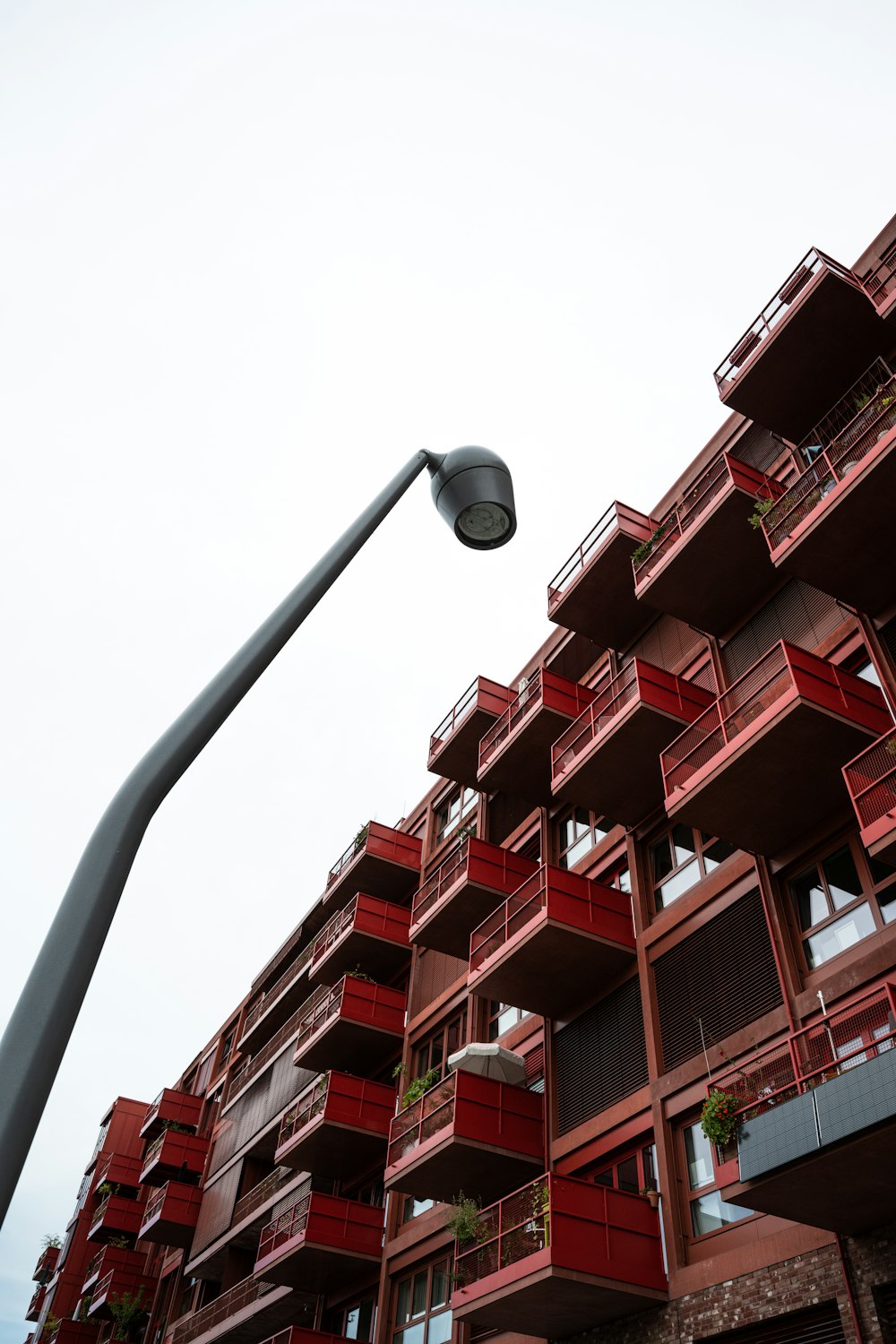 un immeuble avec balcon et lampadaire