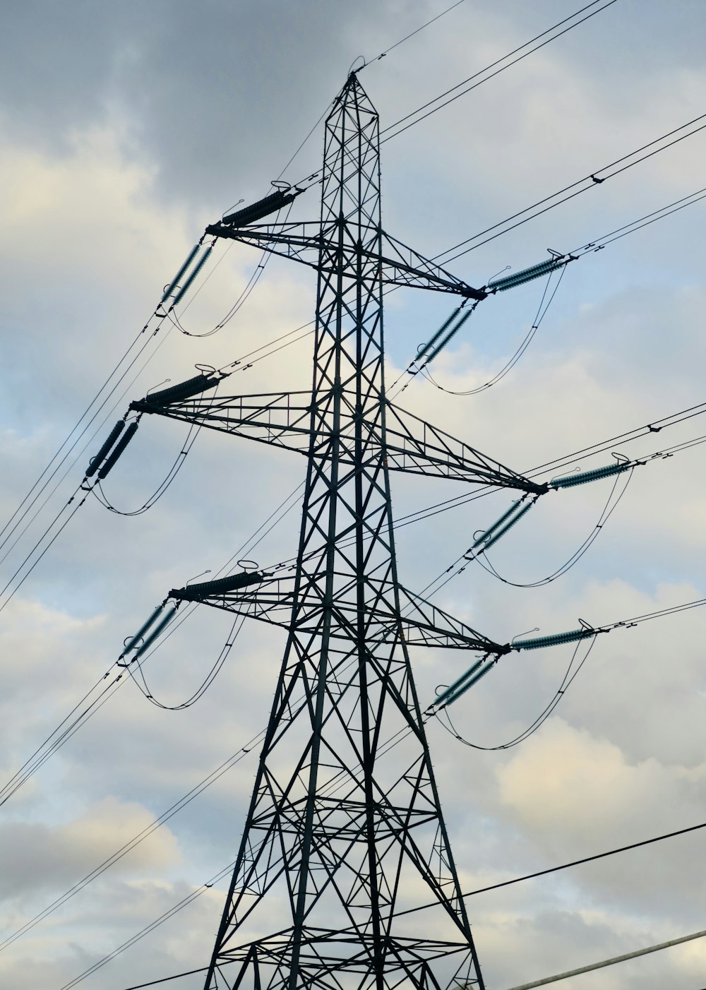 un'alta torre di metallo con un sacco di fili sopra di esso