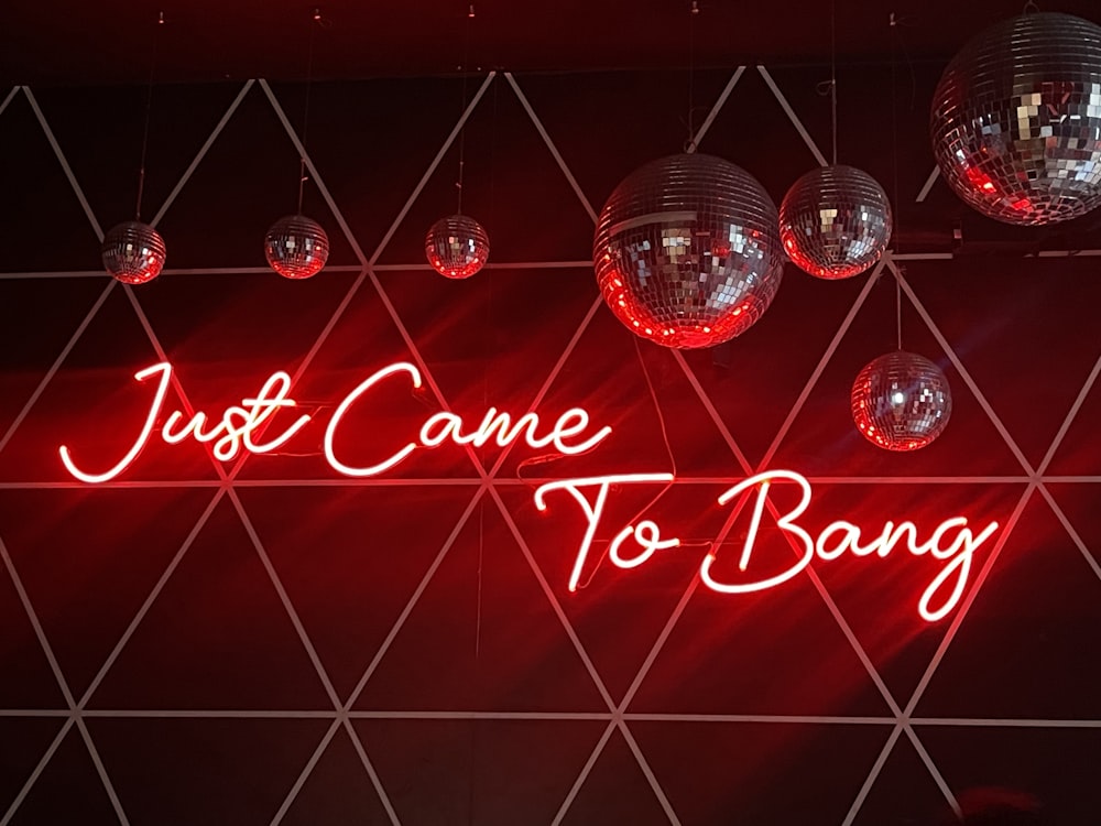 Eine rote Leuchtreklame mit der Aufschrift "Just Come to Bang"