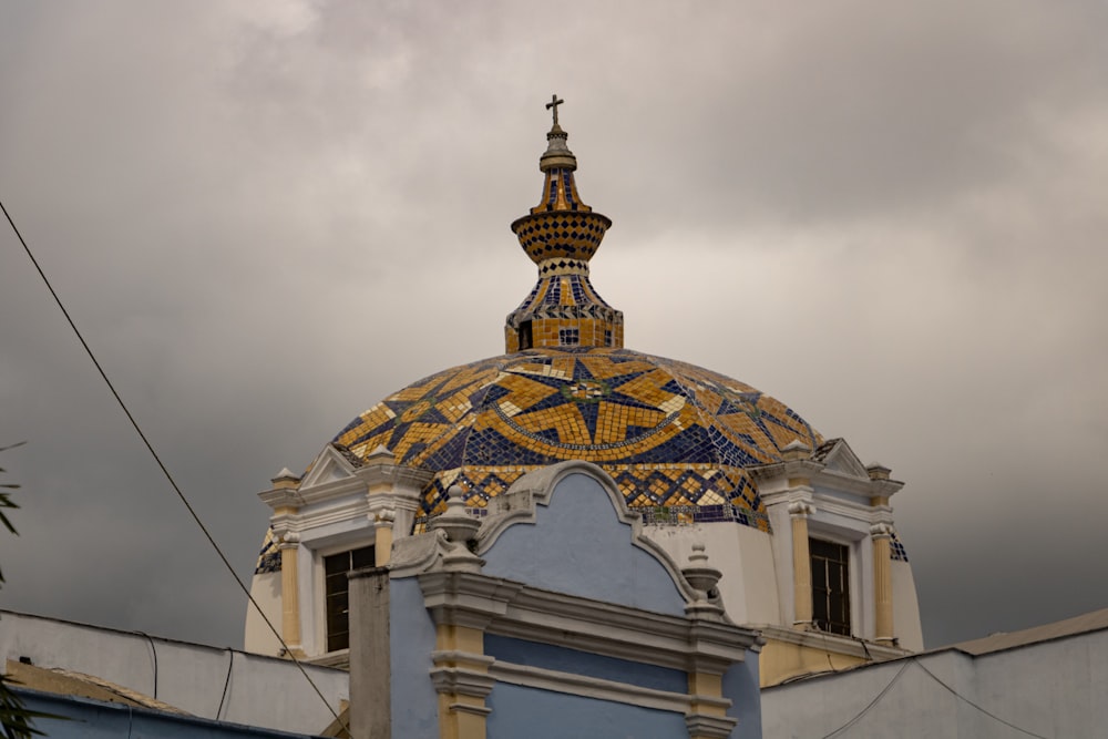 uma cúpula com uma cruz em cima dela