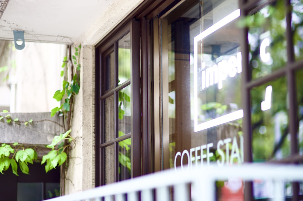 ein Fenster mit einem Schild mit der Aufschrift "Coffee Station"