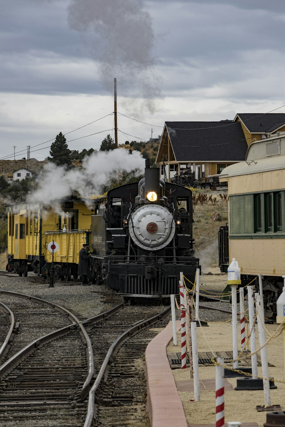 Un tren que viaja por las vías del tren al lado de un edificio