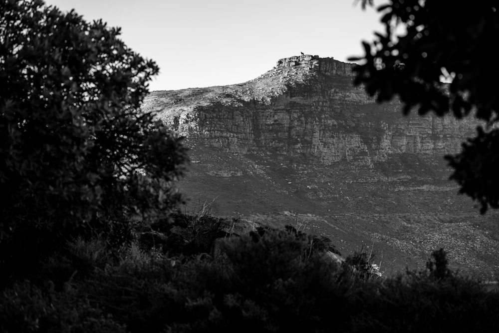 Una foto en blanco y negro de una montaña