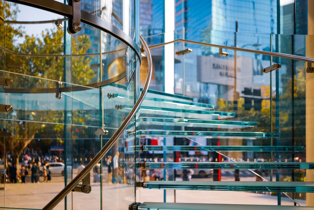 Una escalera de metal y vidrio en una ciudad