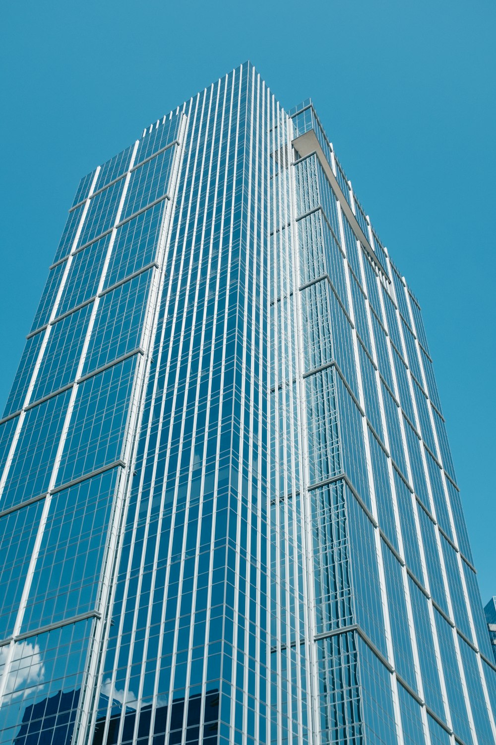 um edifício muito alto com muitas janelas