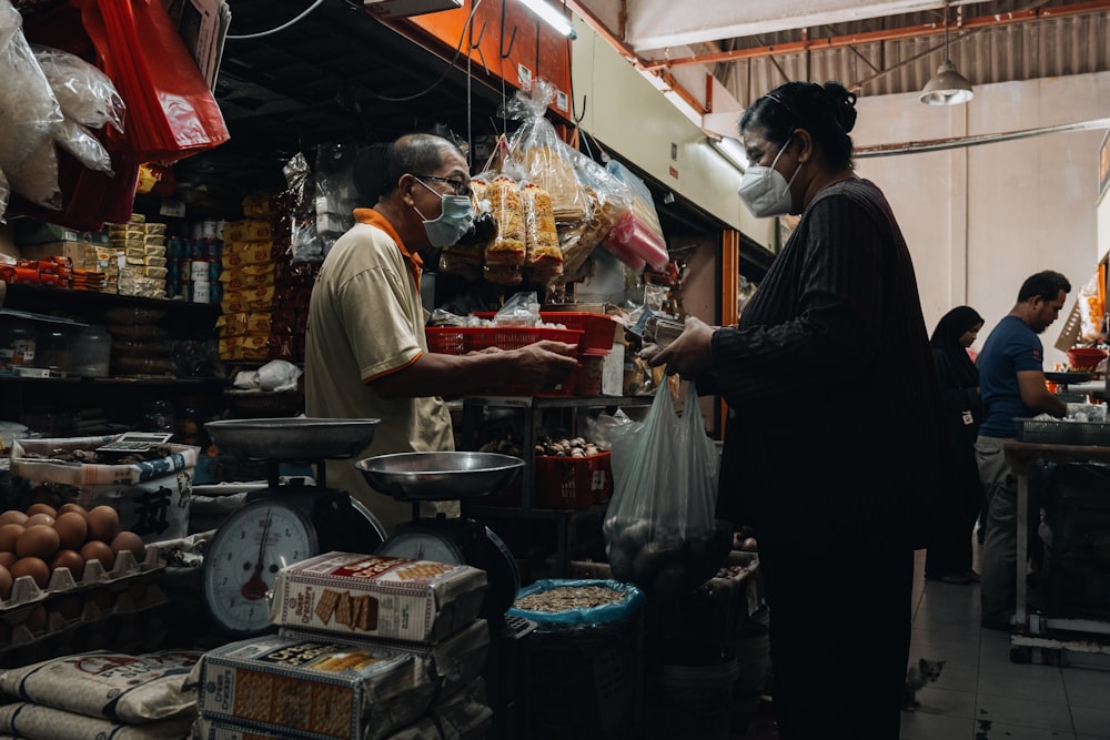 Ein Mann und eine Frau stehen auf einem Markt