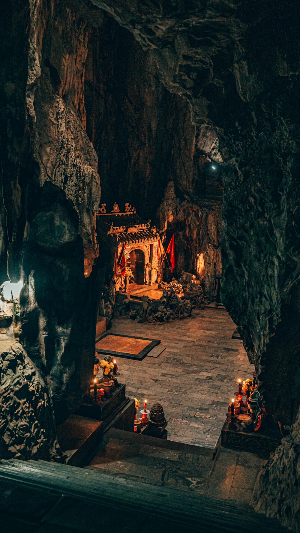 Une grotte remplie de bougies et de statues