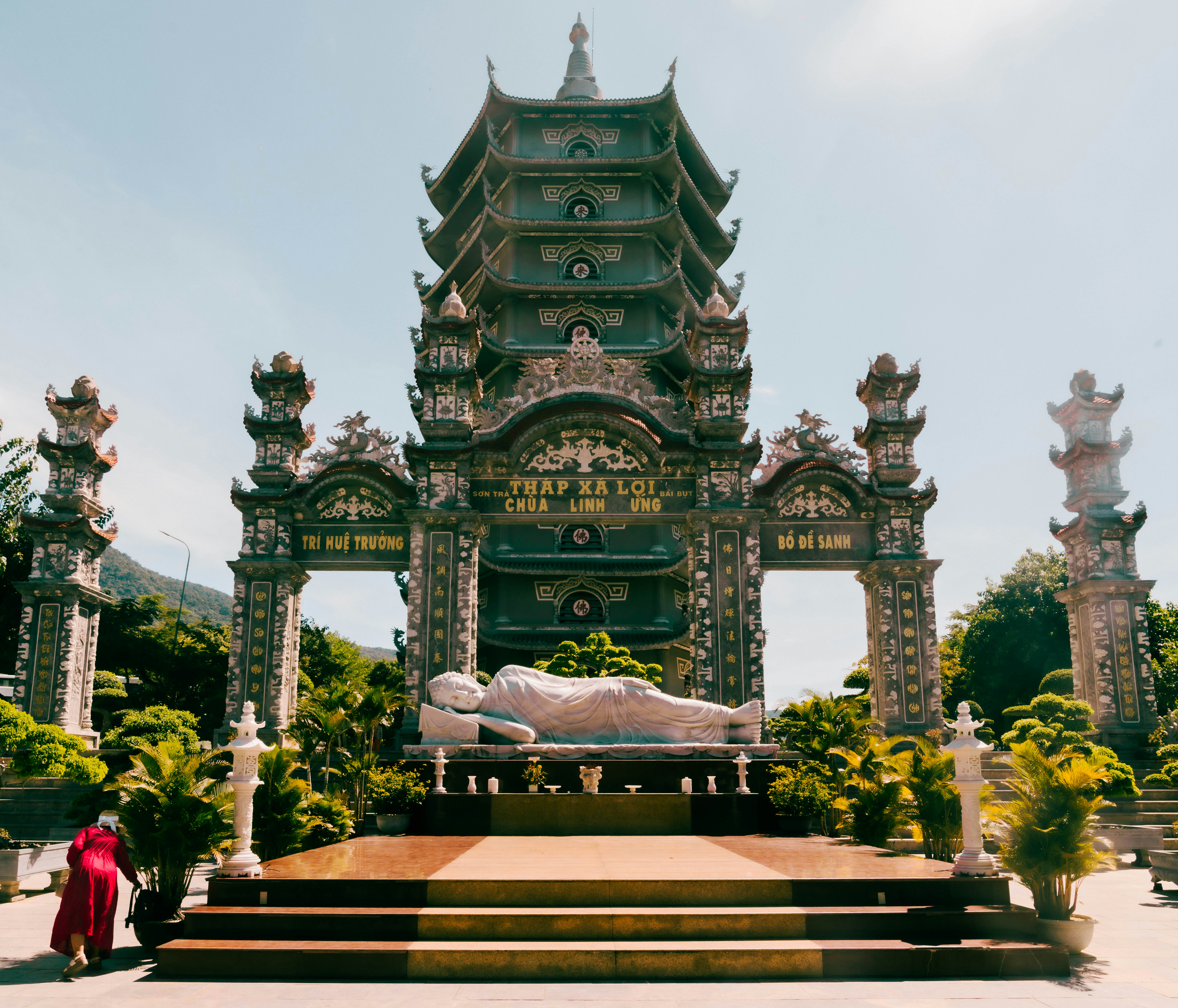 a statue of a lion in front of a pagoda