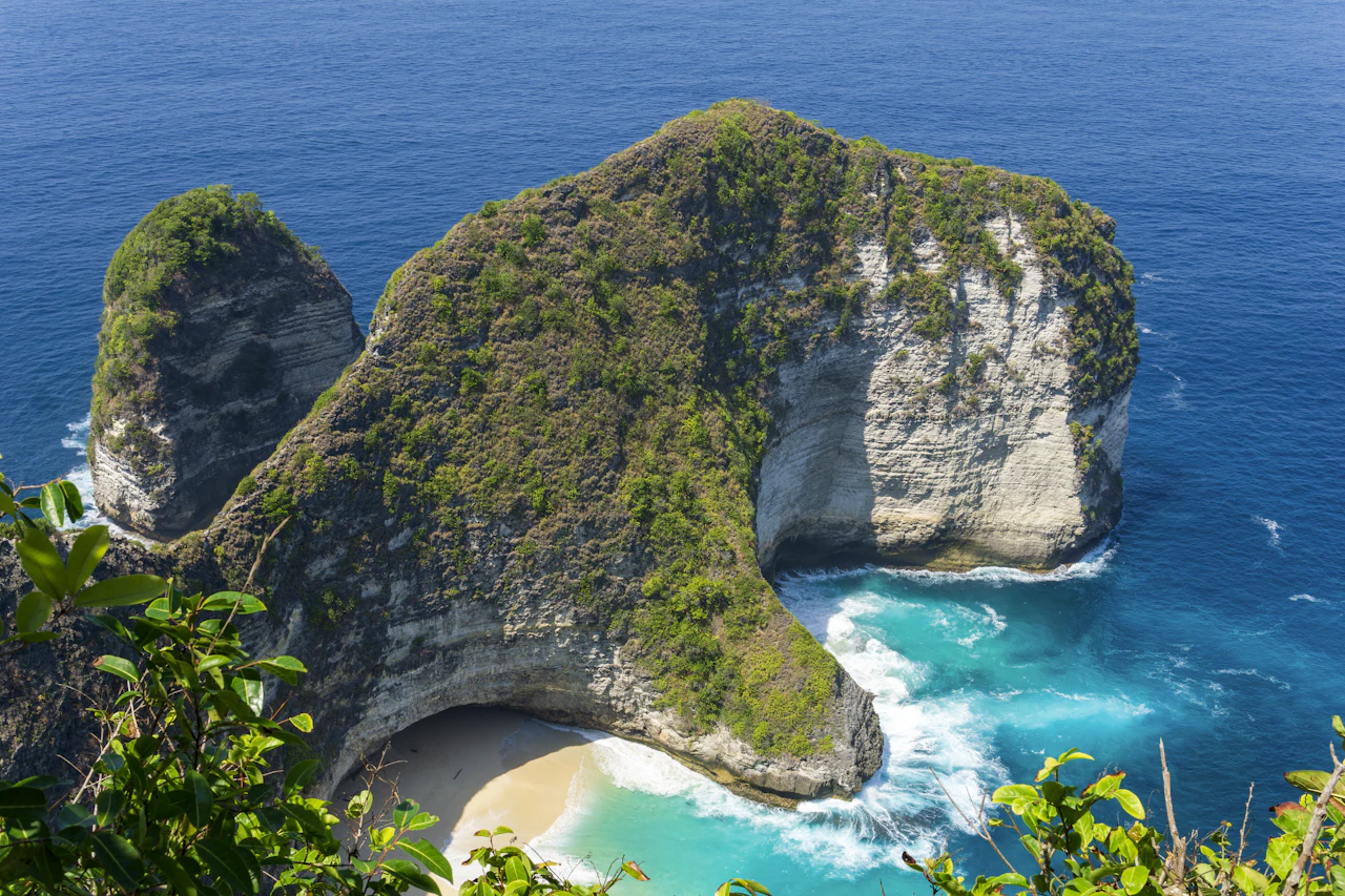 The cliffs of Kelingking Beach above the ocean on Nusa Penida