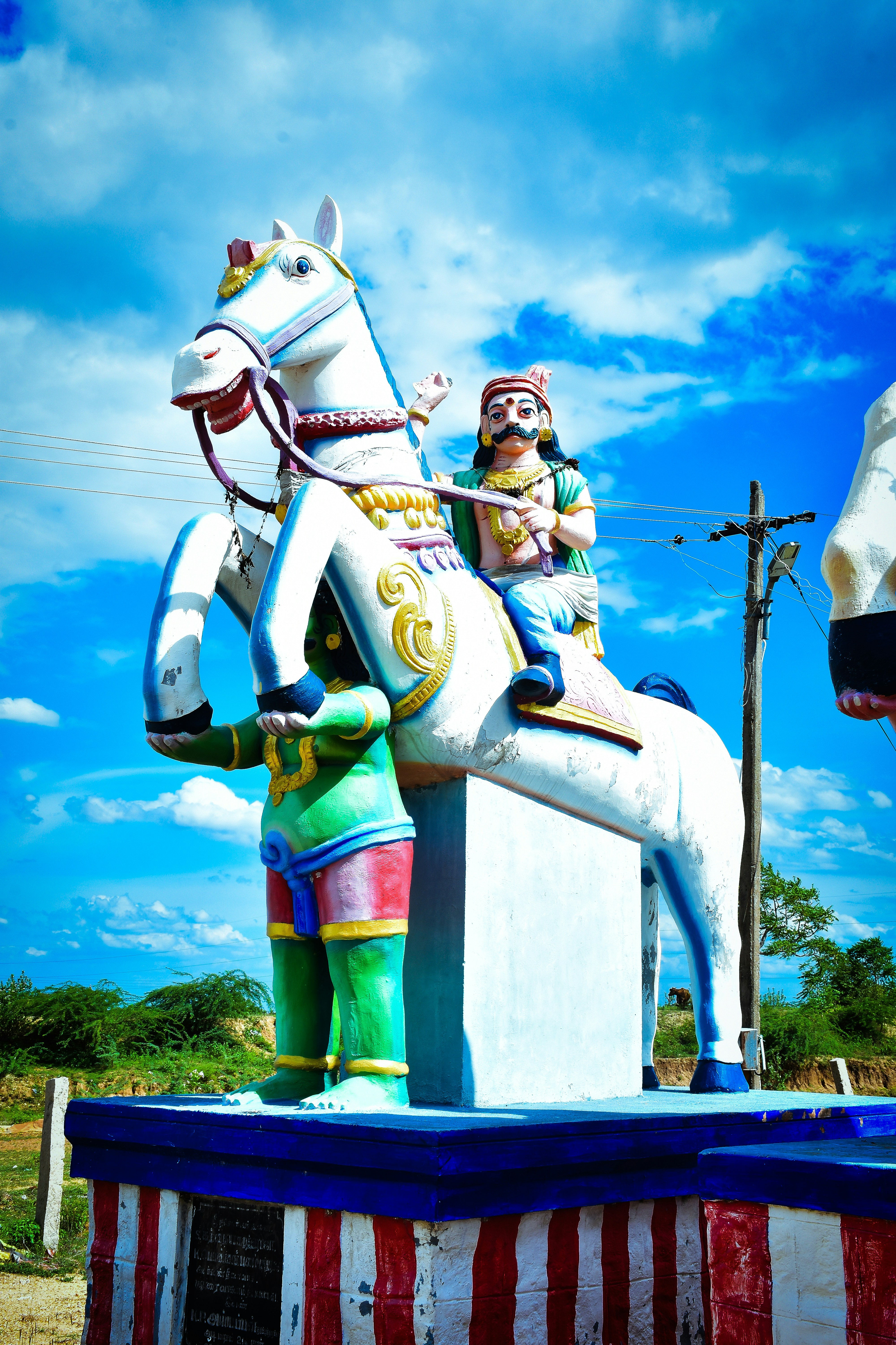 Una estatua de un hombre montado en un caballo blanco