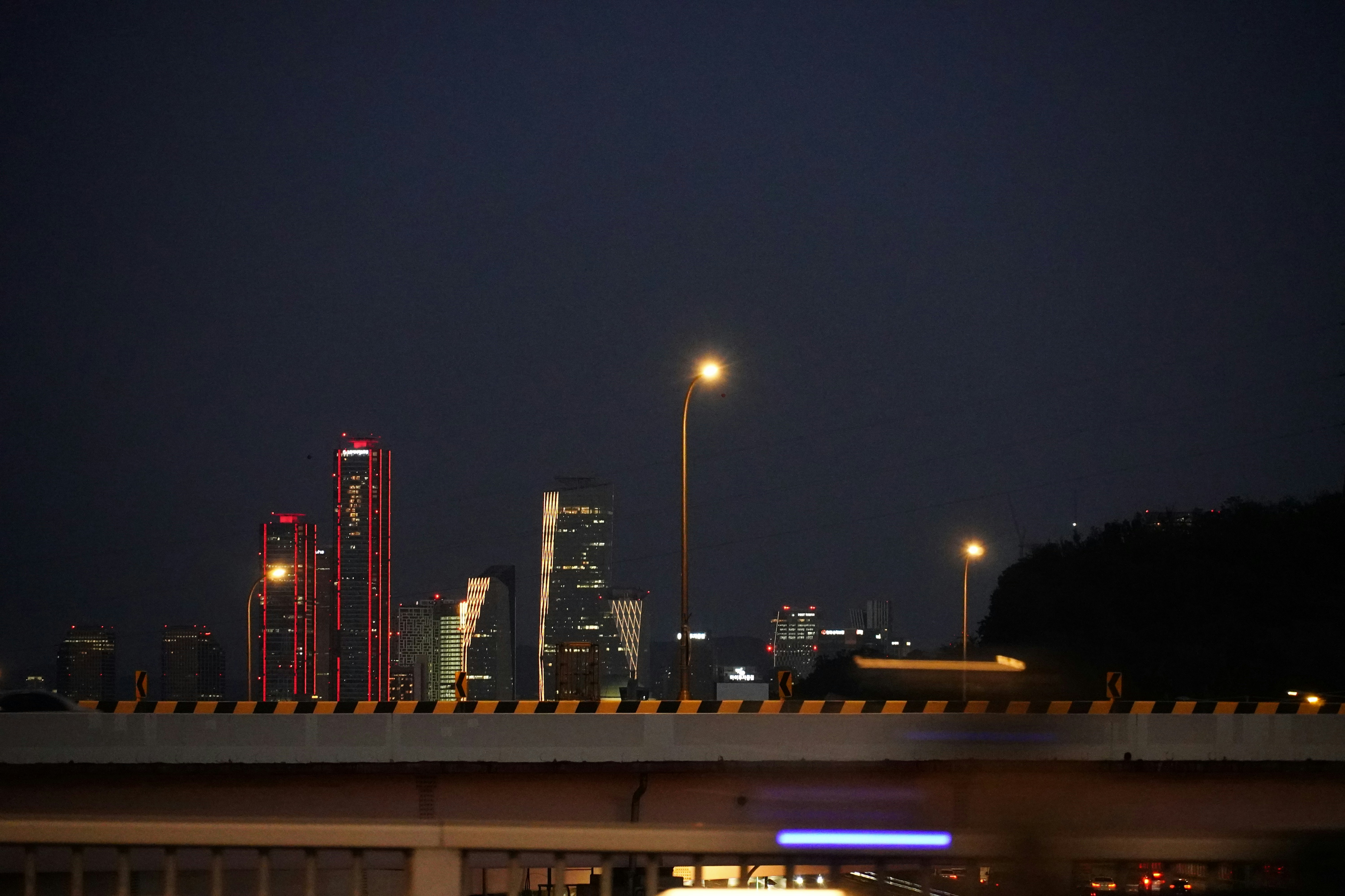 Blick auf eine nächtliche Stadt von einer Brücke aus
