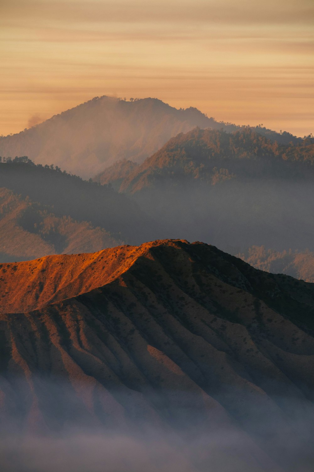 Una vista de una cadena montañosa cubierta de niebla