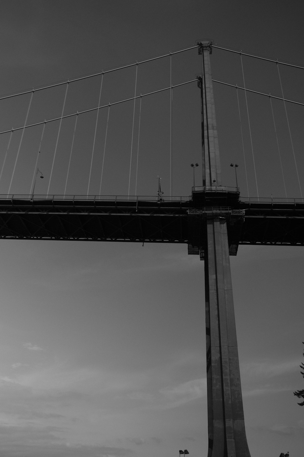 uma foto em preto e branco de uma ponte
