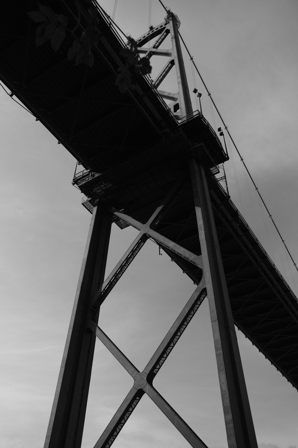 Una foto en blanco y negro de un puente