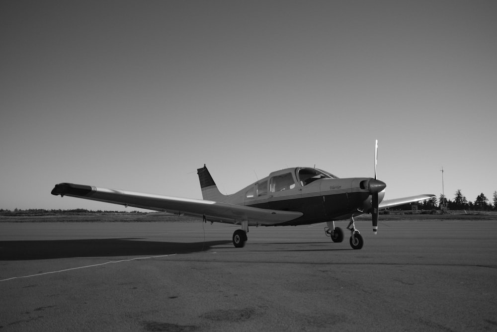 Ein kleines Flugzeug, das auf dem Rollfeld eines Flughafens sitzt