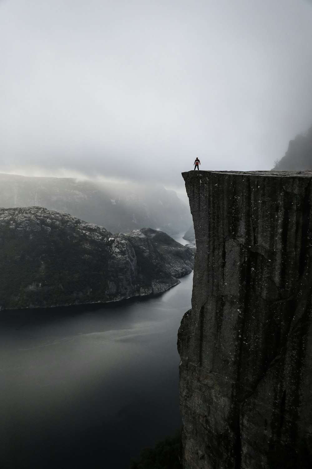 Una persona parada al borde de un acantilado