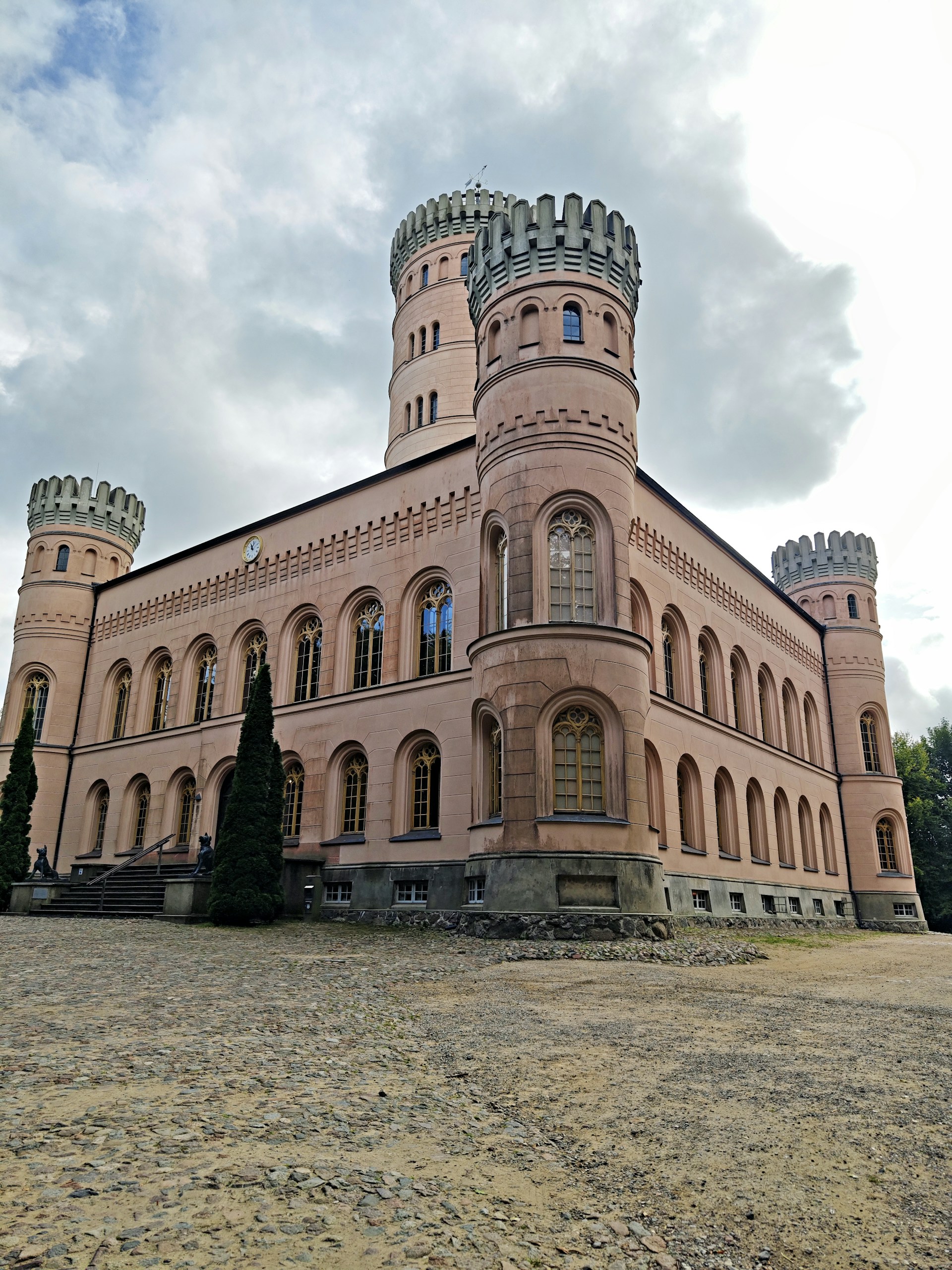 gray computer monitor