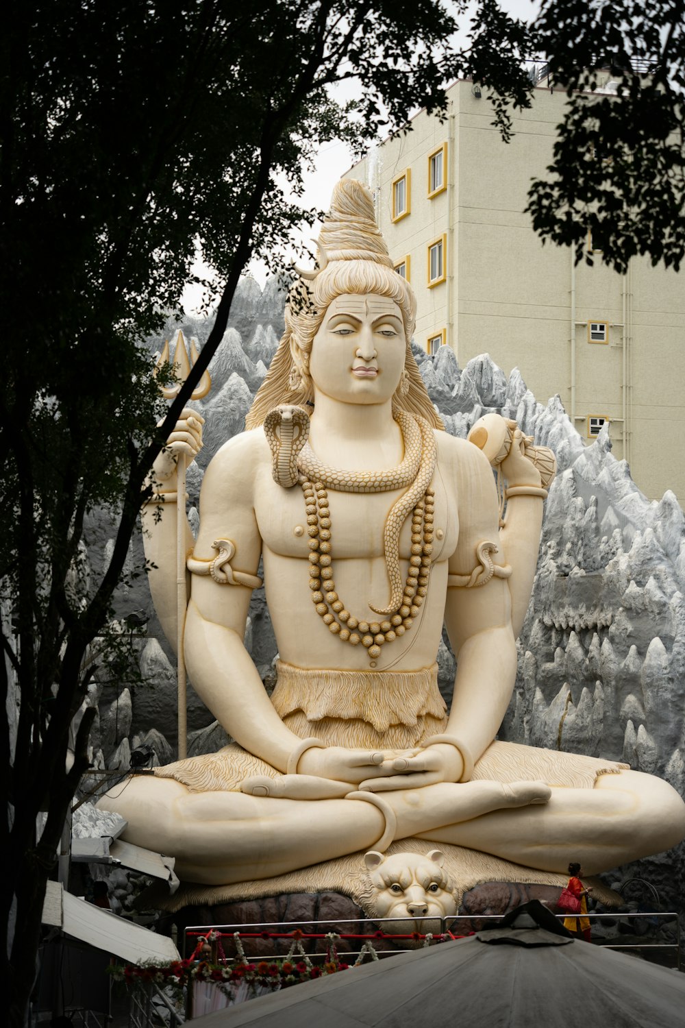 una estatua de una persona sentada en posición de loto