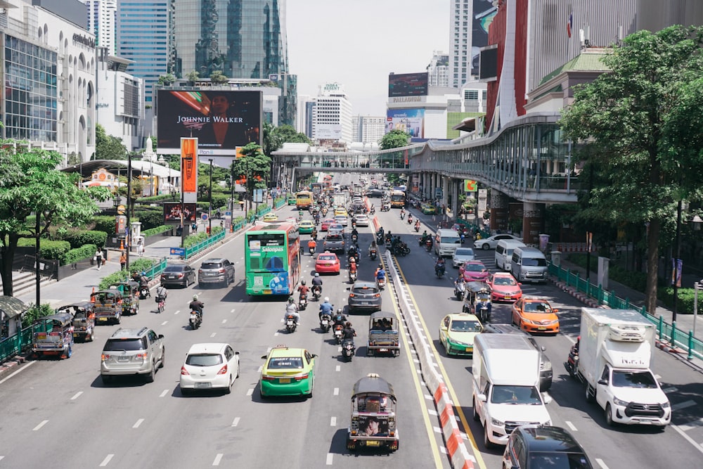 a busy city street filled with lots of traffic