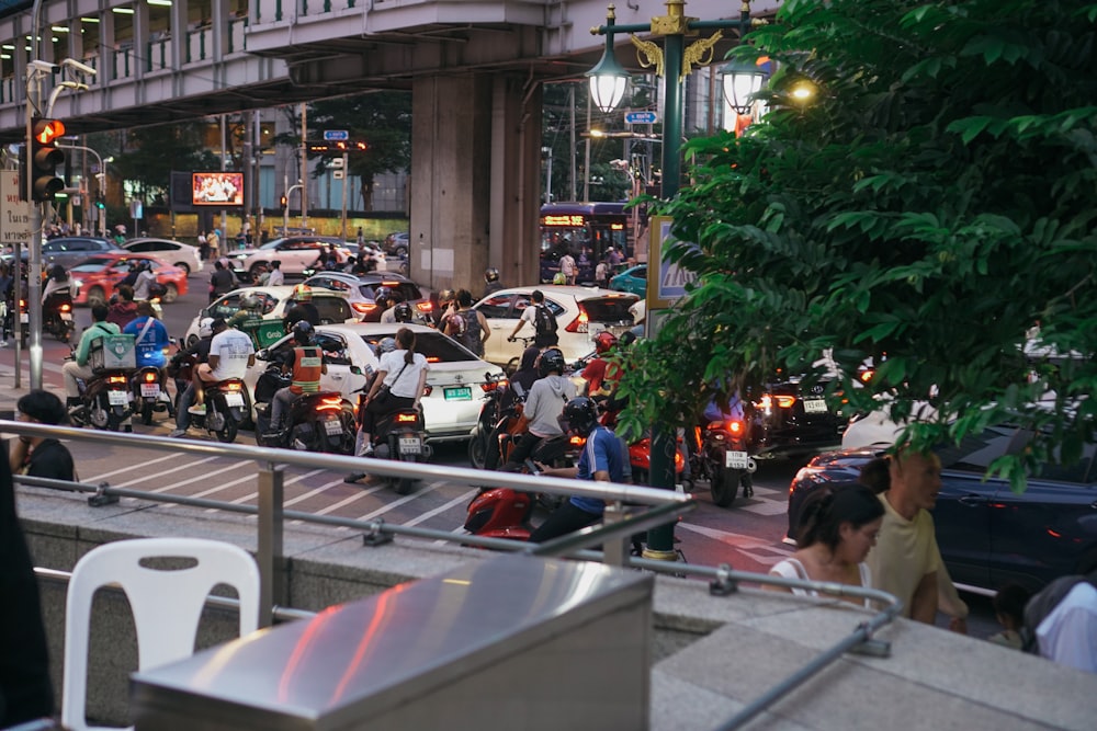 a busy city street filled with lots of traffic