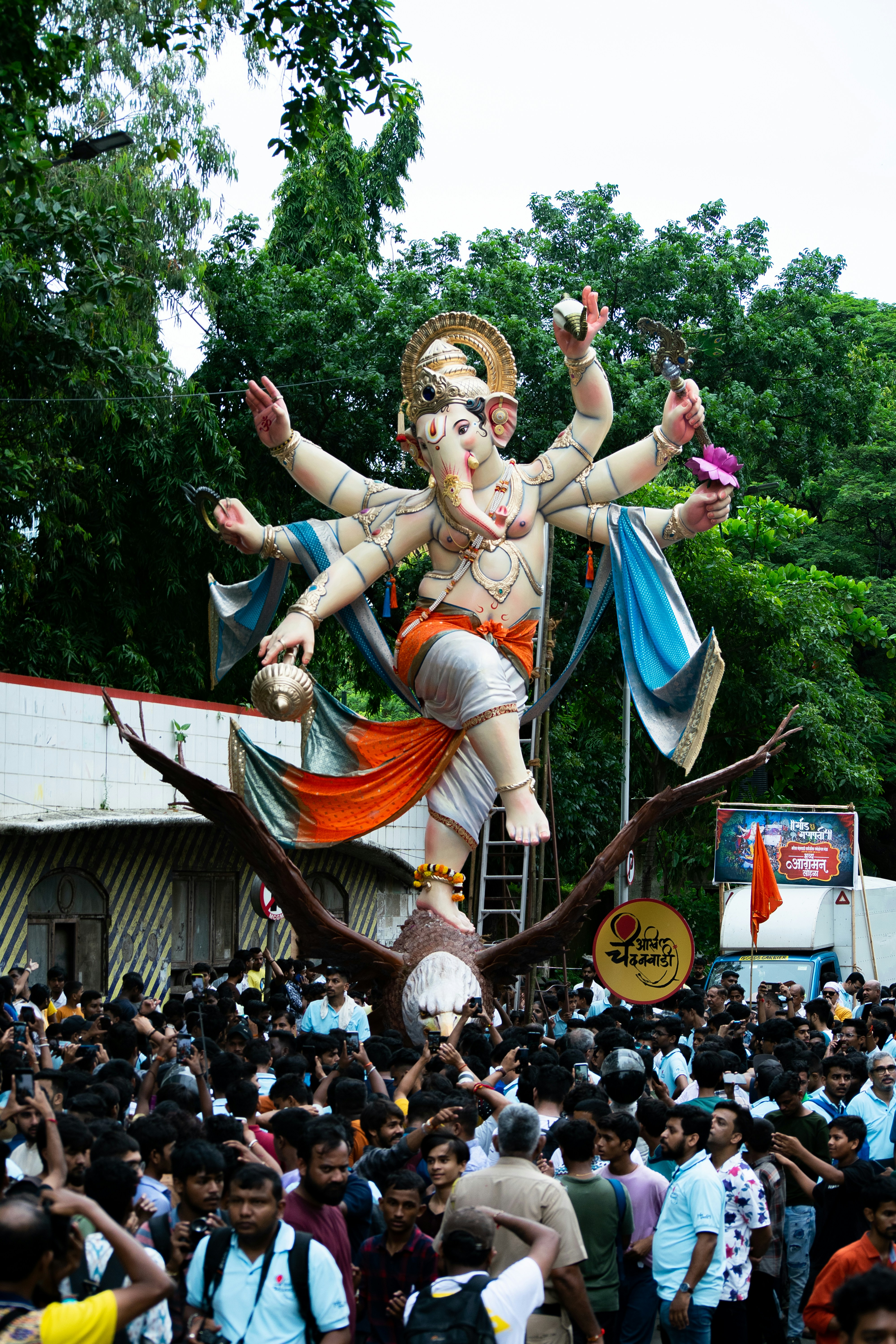 신의 동상을 보는 사람들의 군중 사진 – Unsplash의 무료 아이폰 배경화면 이미지, image size:3000x4500